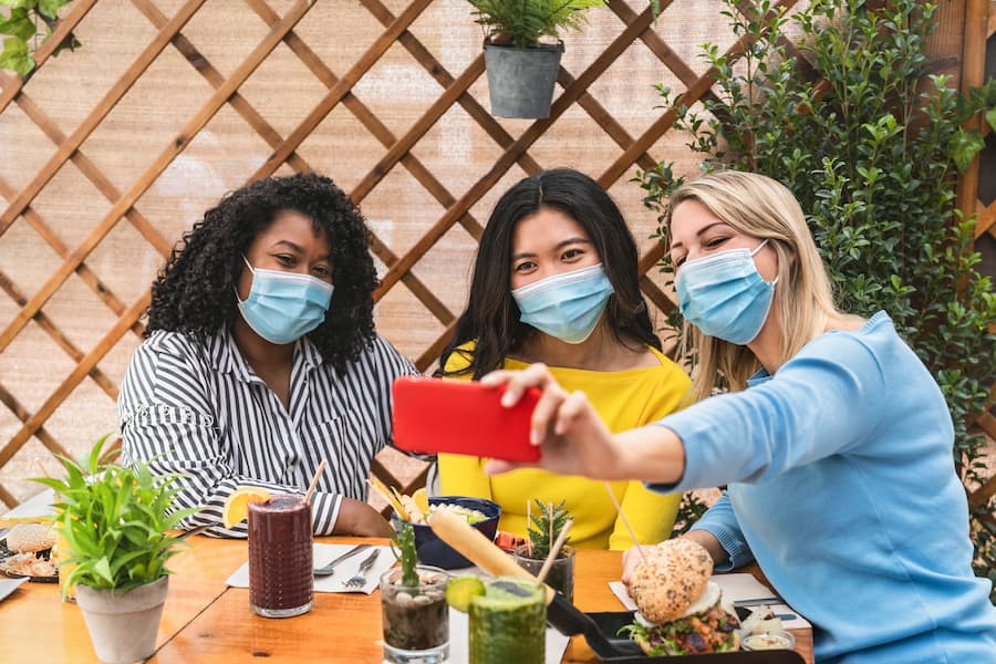 Food blogger che scattano una foto